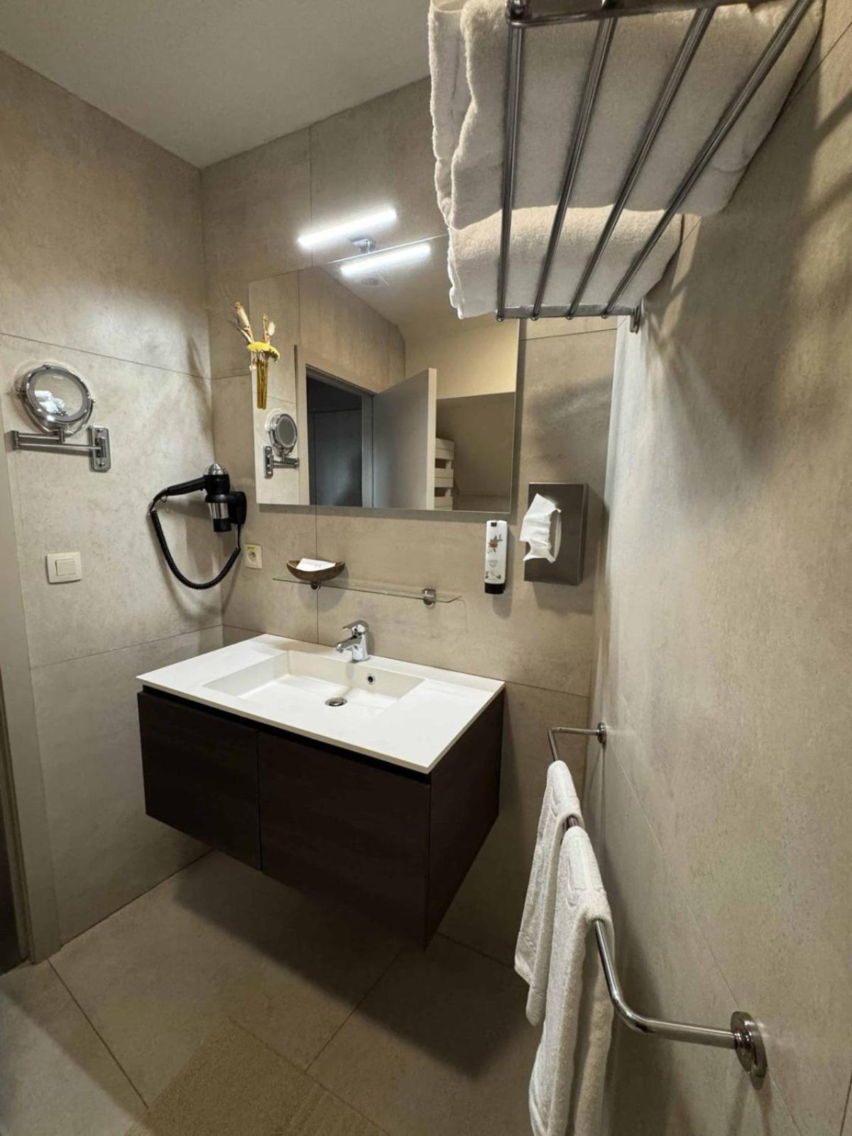Hotel Monte Cristo Hoeselt ภายนอก รูปภาพ
